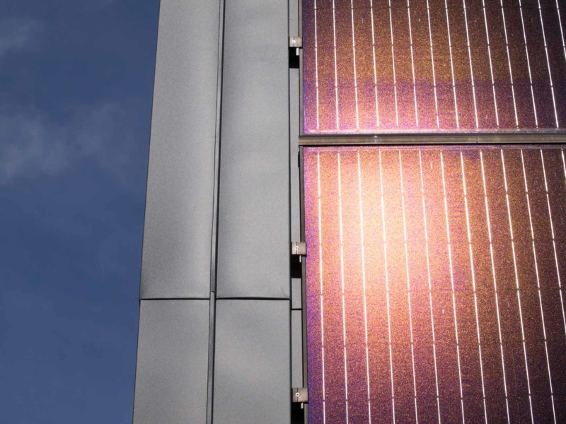 Pose du Prefalz P.10 anthracite en joins debout sur l'ensemble des bâtiments Centre Artisanal Vich Prefalz