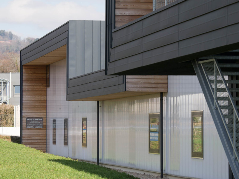 Pose du Prefalz P.10 anthracite en joins debout sur l'ensemble des bâtiments Centre Artisanal Vich Prefalz